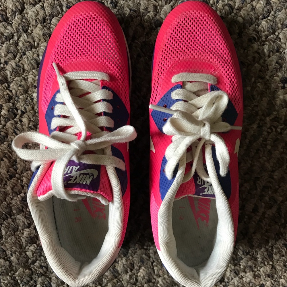 LIKE NEW Nike Air Max Size 8